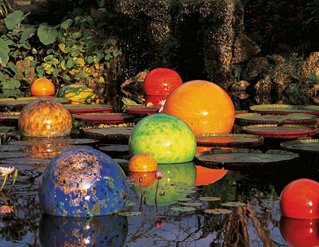 Niijima Floats © Dale Chihuly, Niijima Floats, 2005, Fairchild Tropical Botanic Gardens, Coral Gables, Florida.